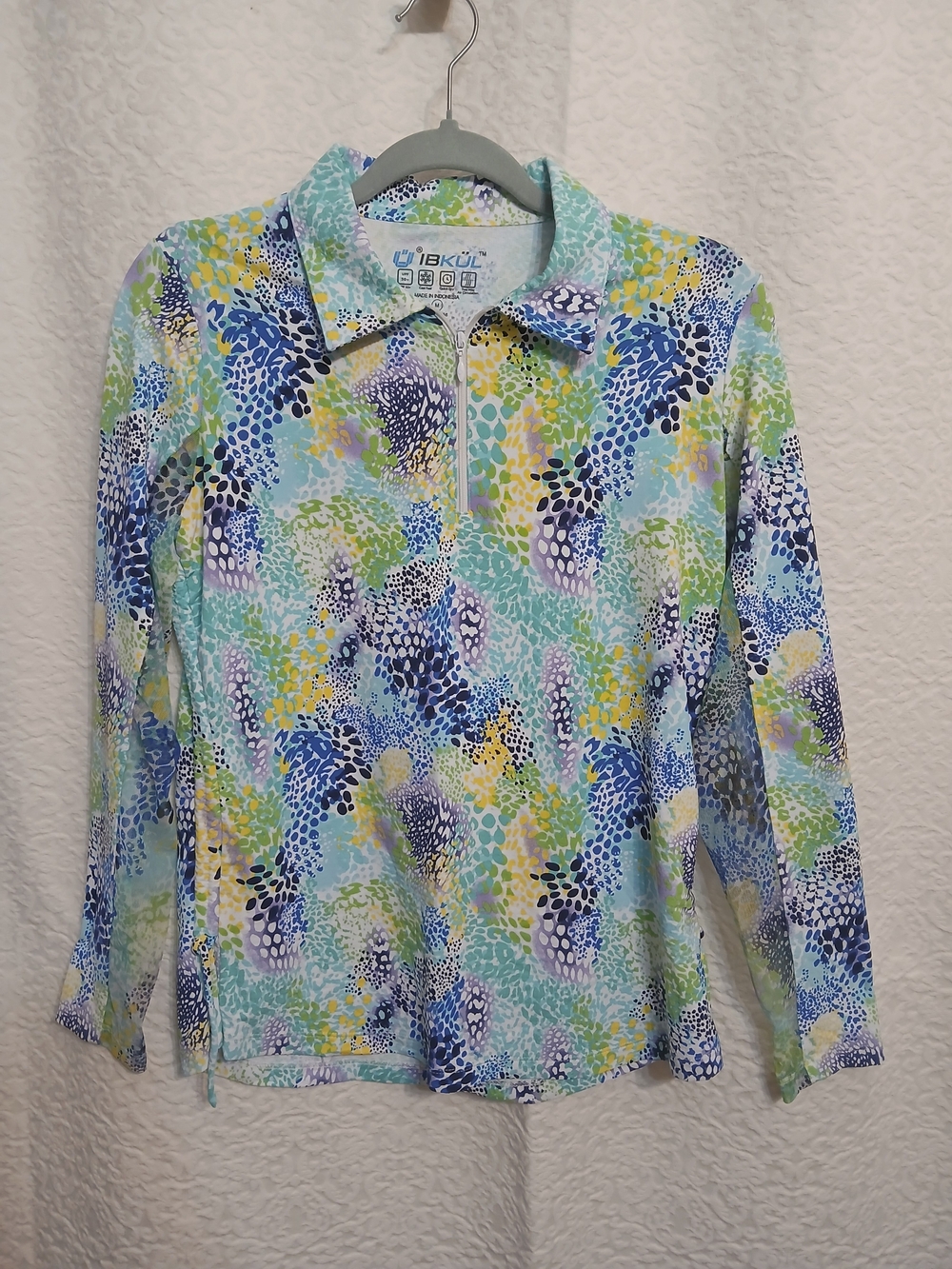 IBKUL Long-Sleeve Collared Performance Top in Multi Blue Green